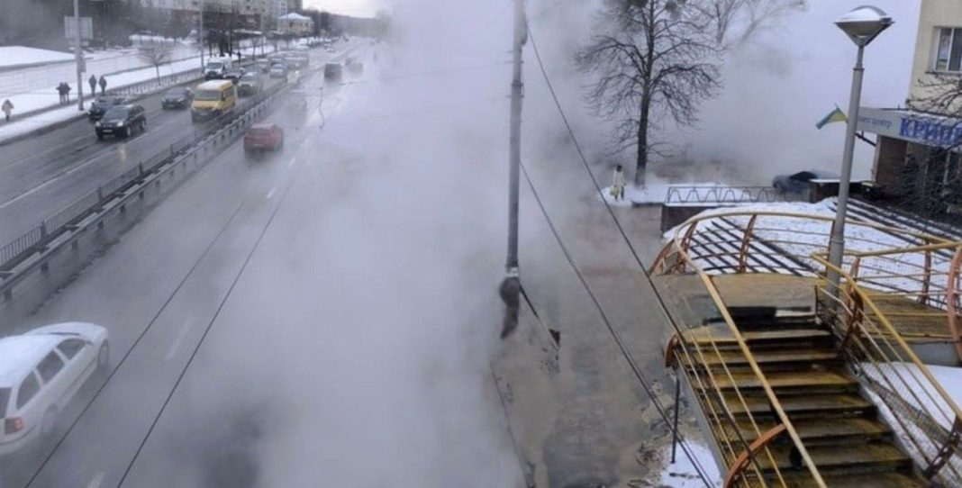 Аварія тепломережі на проспекті Лобановського біля Деміївської площі. Фото: прокуратура