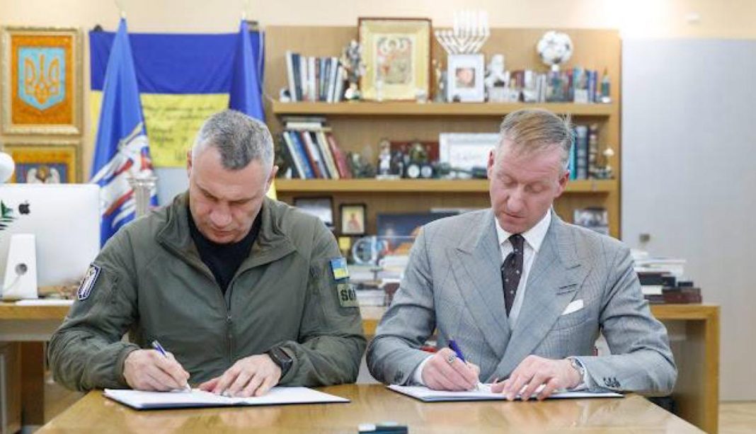 Сторони підписують Меморандум щодо передачі міні-ТЕЦ. Фото: Віталій Кличко