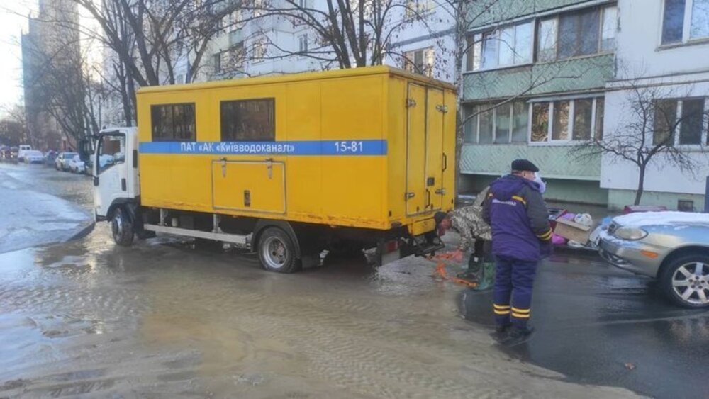 Аварійна Київводоканалу. Фото: Дарницька РДА