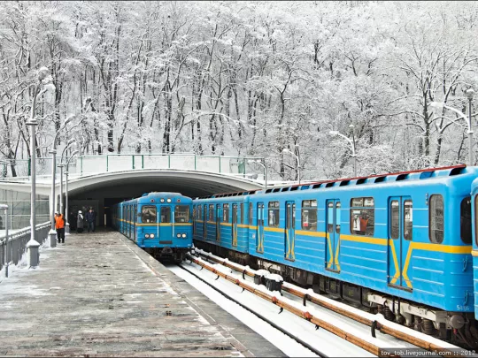 Потяги метро на «червоній» гілці метро в Києві. Фото: Fakty.ua