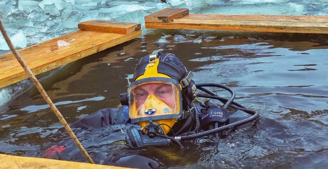 Водолази дістали з озера на Київщині дрон з вибухівкою. Фото: ДСНС України