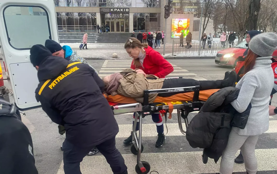Врятована дівчина. Фото: ДСНС