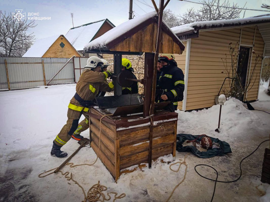 Рятувальники дістають чоловіка з криниці. Фото: ДСНС Київщини