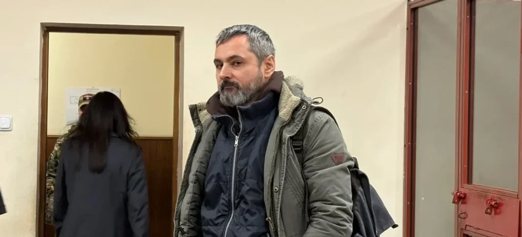 Режисер Андрій Білоус, якого обвинувачують у сексуальному насильстві, у Печерському районному суді. Фото: Денис Булавін / hromadske