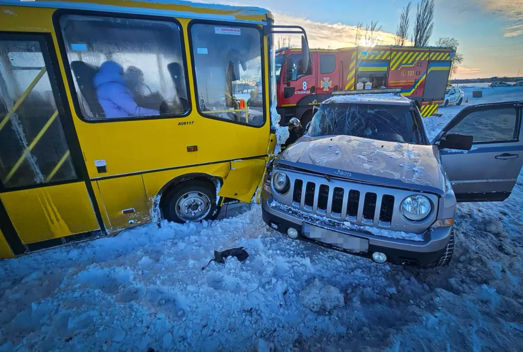 ДТП за участю шкільного автобуса. Фото: ДСНС