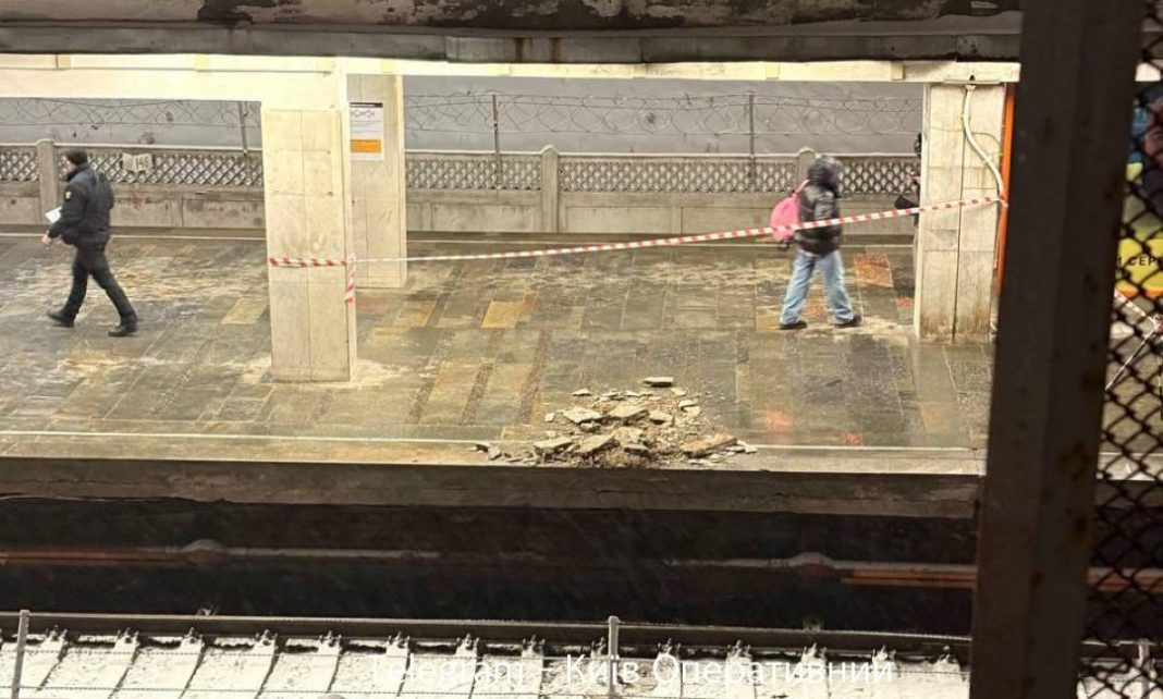 Шматок стелі упав на метро «Чернігівська». Фото: «Київ оперативний»