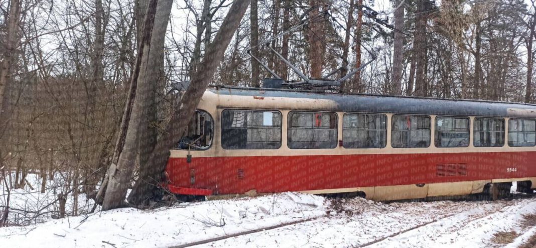 Трамвай на Пущу-Водицю зійшов з рейок і врізався у стовп. Фото: Київ Info
