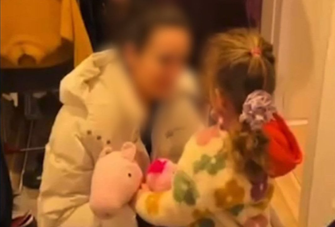 Дівчинка та її мати. Фото: поліція