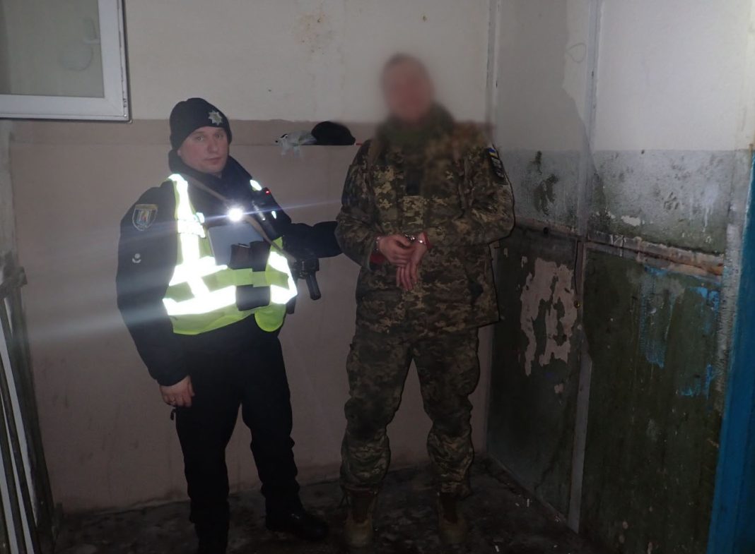Затриманий військовий та правоохоронець. Фото: поліція Києва