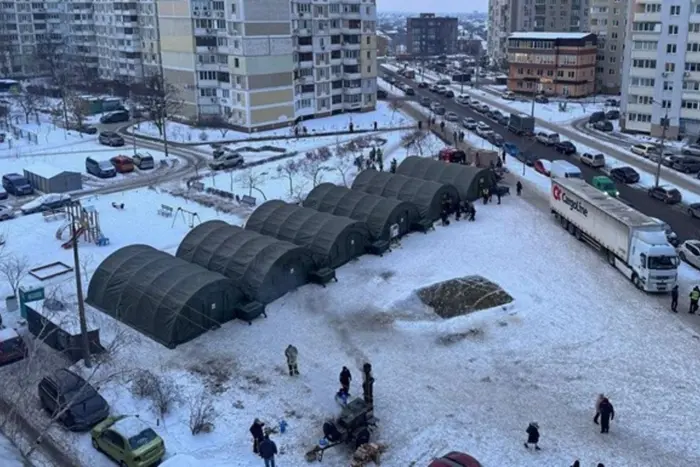 Намети для обігріву у Києві. Фото: ДСНС