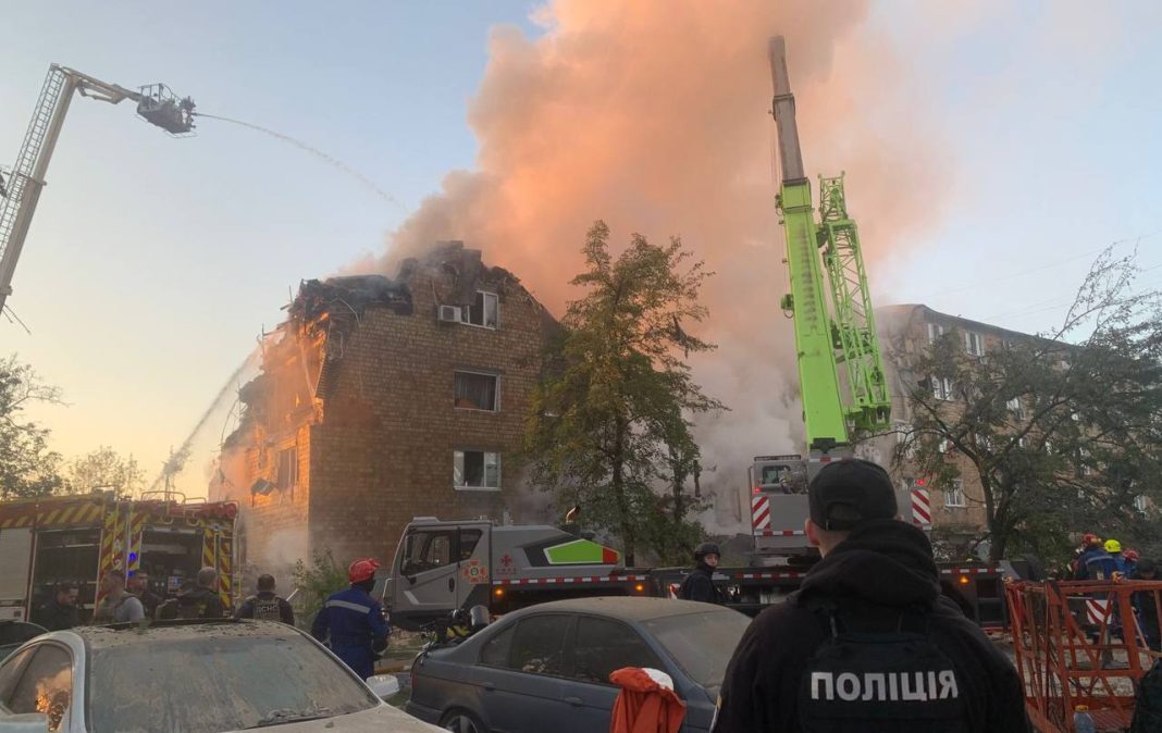 Пошкодження будинку в Дарницькому районі. Фото: поліція Києва