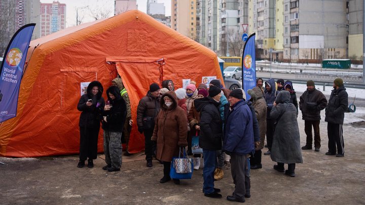 Роздача гарячої їжі благодійниками на Троєщині. Фото: Альона Шкрум