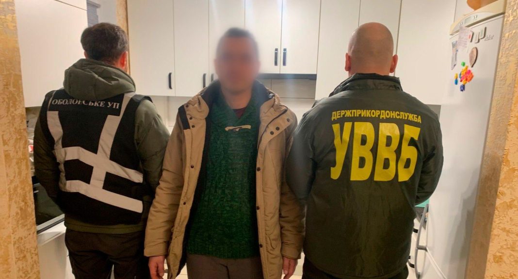 Підозрюваний у справі про неякісні грілки для військових. Фото: поліція Києва
