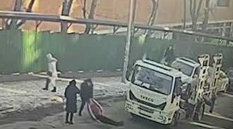 Момент побиття водія евакуатора. Скриншот з відео: поліція Києва