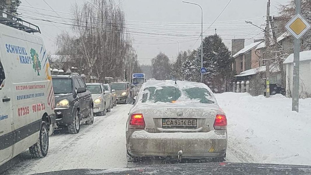 Ситуація на одній із вулиць Києва. Фото: соцмережі