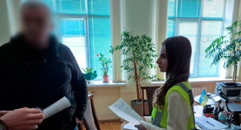 Оголошення підозри про підозру начальнику одного з районних управлінь освіти у службовій недбалості. Фото: Нацполіція