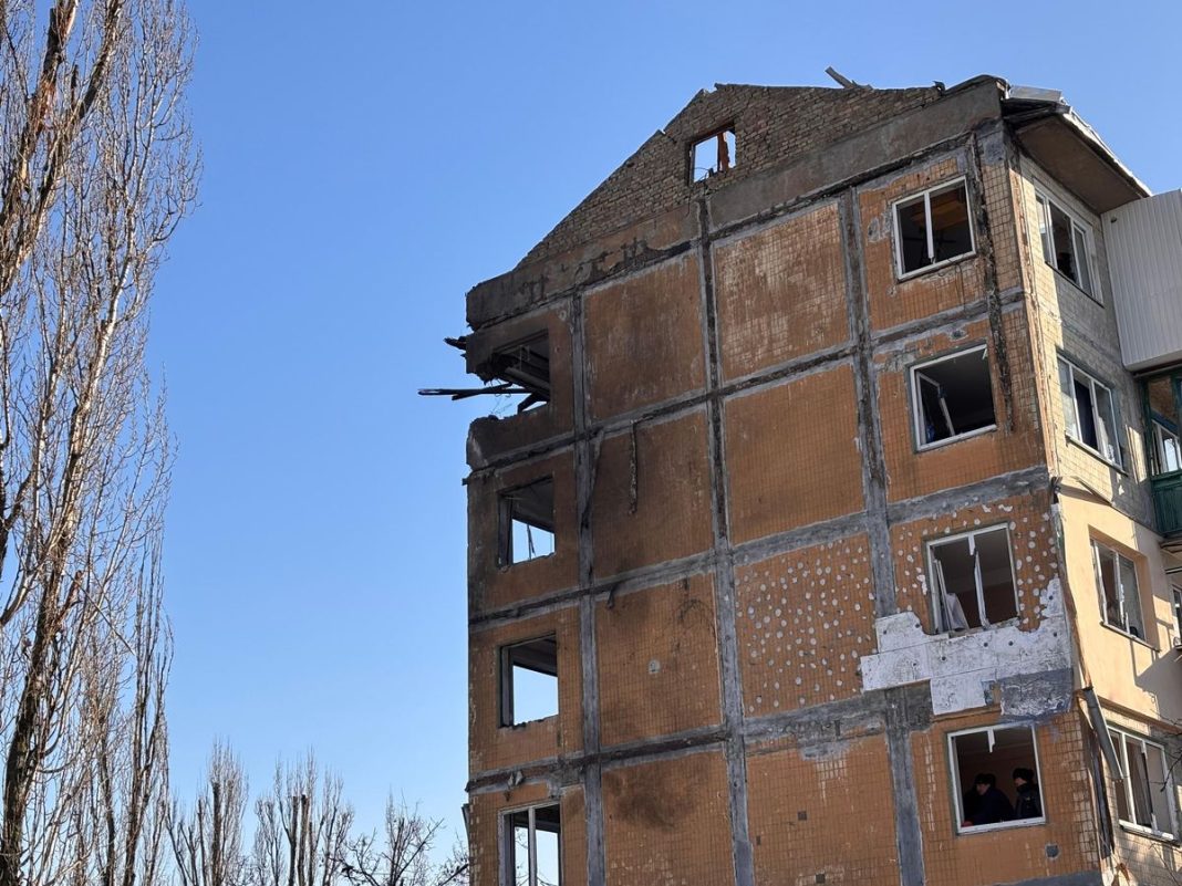 Наслідки ворожого удару в Дніпровському районі столиці. Фото: Лев Шевченко / 24 Канал