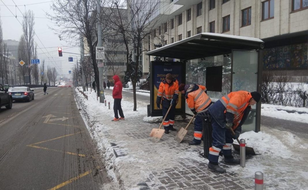 Боротьба з ожеледицею. Фото: Київавтодор