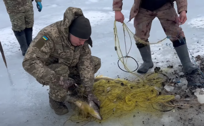 Вилучені сітки з рибою. Скриншот з відео: Держрибагентство