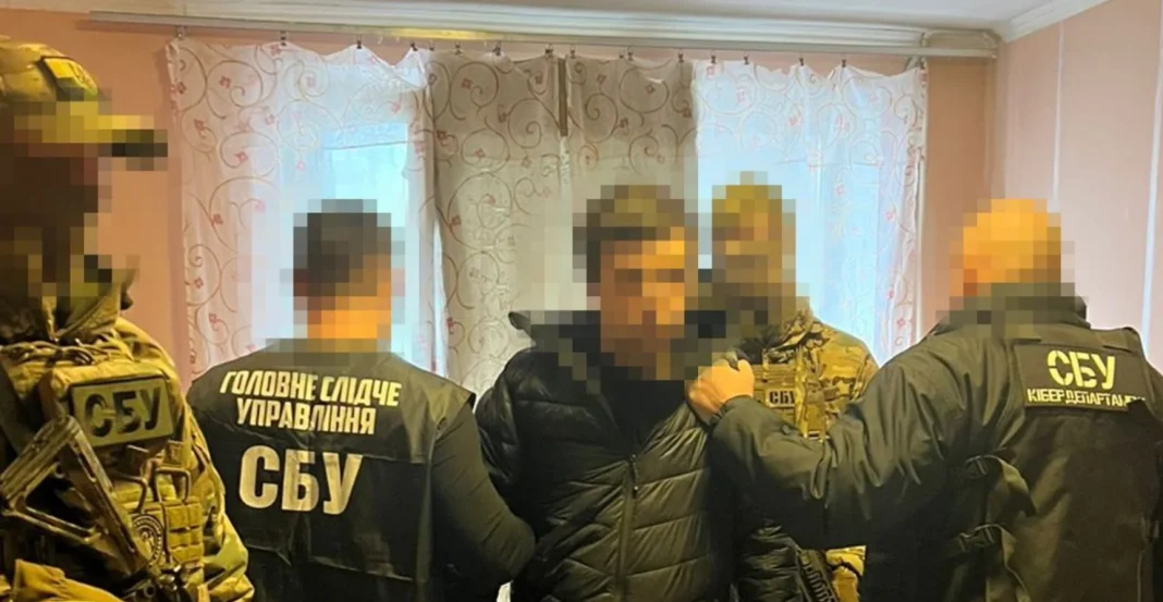 СБУ затримала працівника банку, який «зливав» Росії персональні дані військових. Фото: СБУ