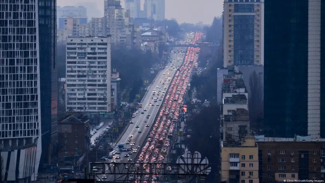 Затори в Києві 24 лютого 2022 року. Фото: Getty Images