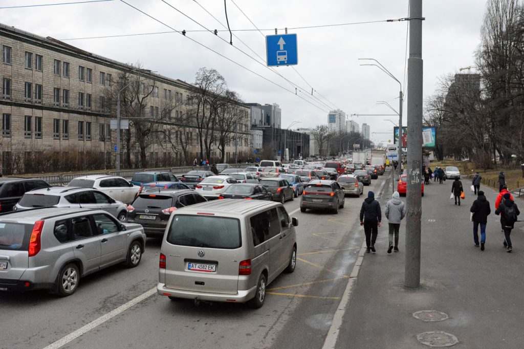 Затори в Києві 24 лютого 2022 року. Фото: Getty Images