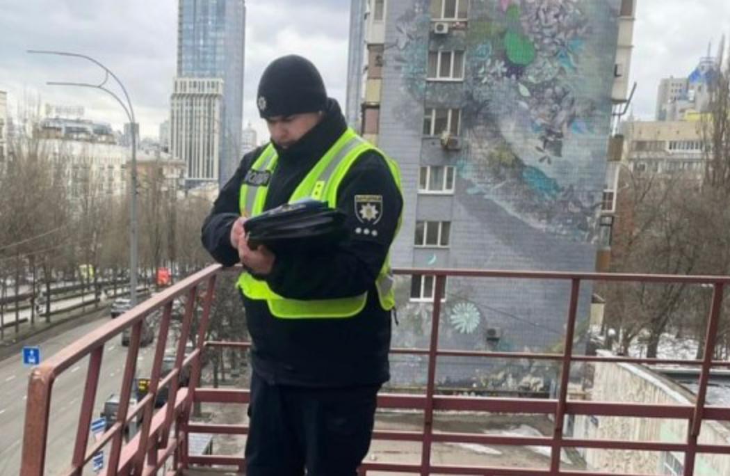 Правоохоронець на місці трагедії. Фото: Поліція Києва