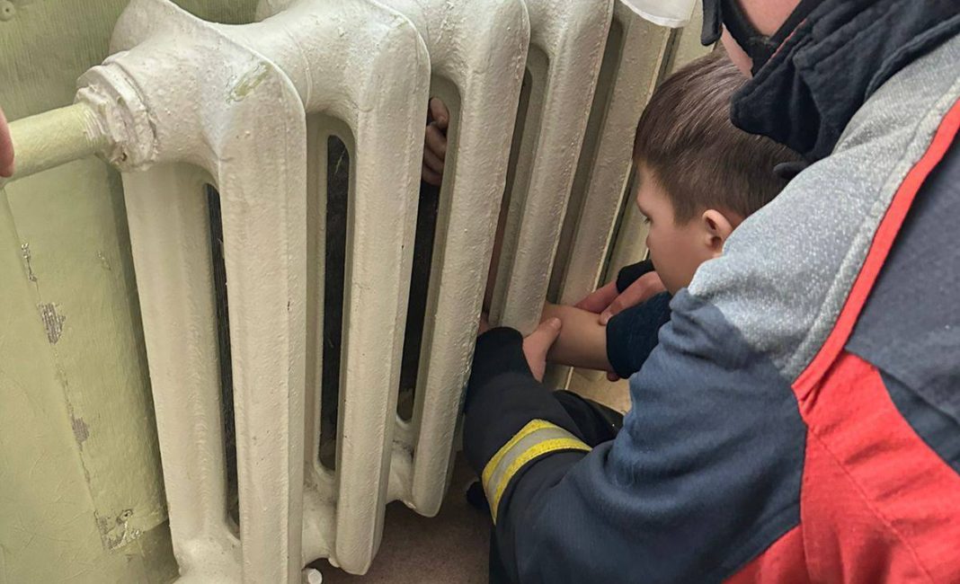 Рятувальники допомагають школяреві. Фото: ДСНС