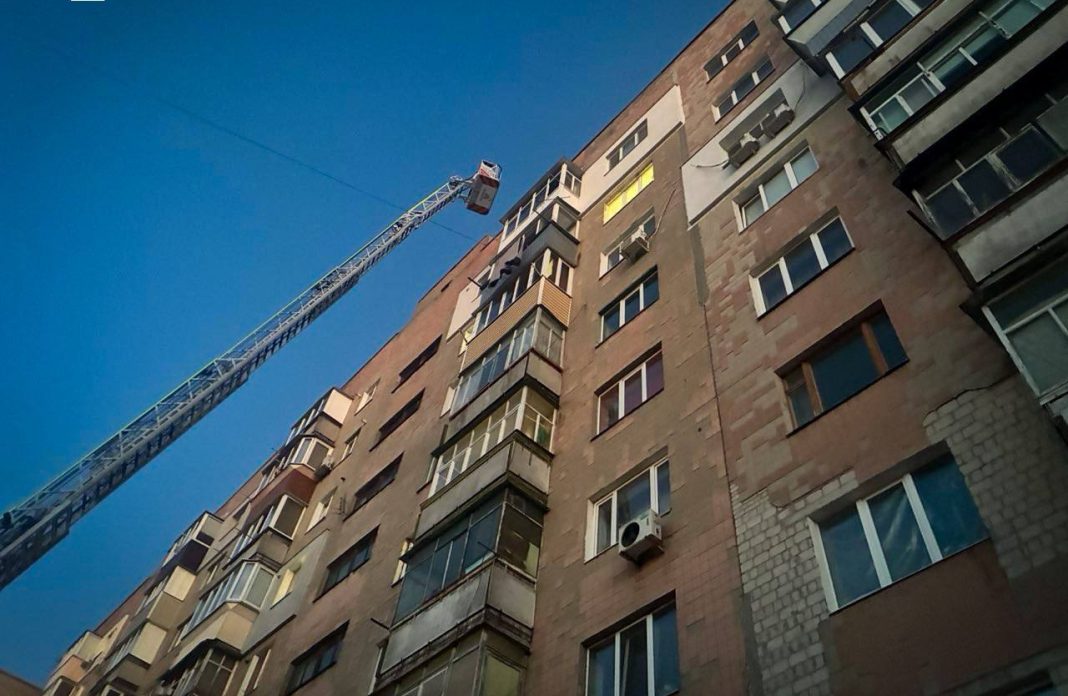 Рятувальники знімають дівчину з балкона дев'ятого поверху. Фото: ДСНС Київщини