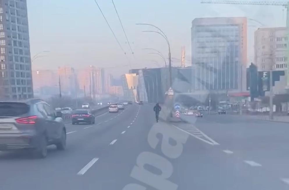 Чоловік на самокаті. Фото: скриншот з відео 
