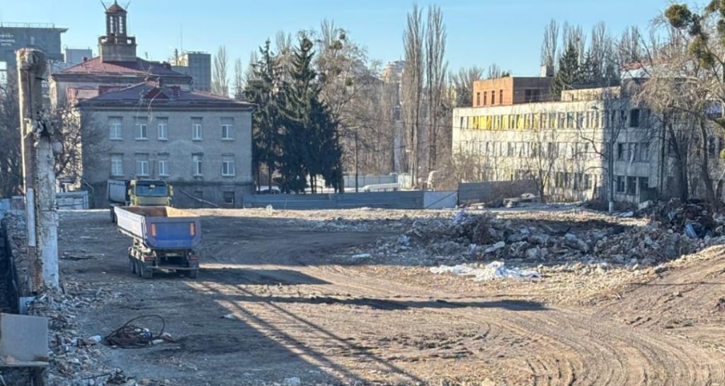 Обробка відходів будівництва безпосередньо на території демонтованого цеху 