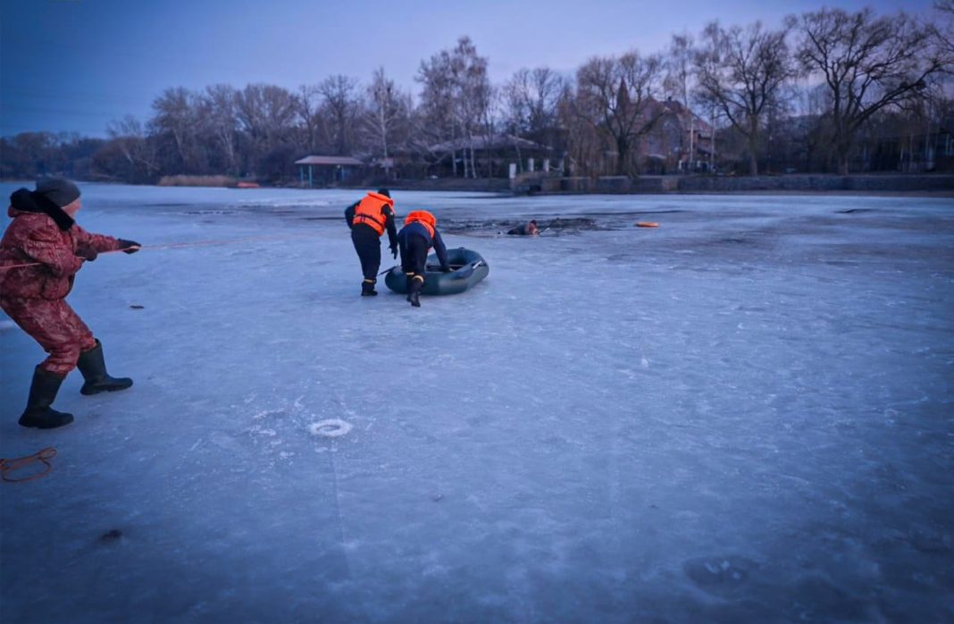 Рятувальники витягують чоловіка та собаку з води. Фото: ДСНС