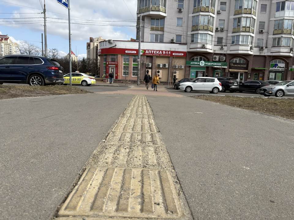 Тактильна плитка на Оболоні. Фото: Главком
