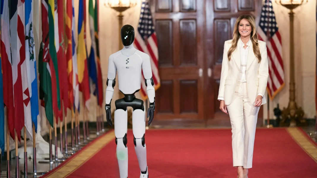 Перша леді США Меланія Трамп поруч із роботом-гуманоїдом. Фото: Oliver Contreras / AFP via Getty Images