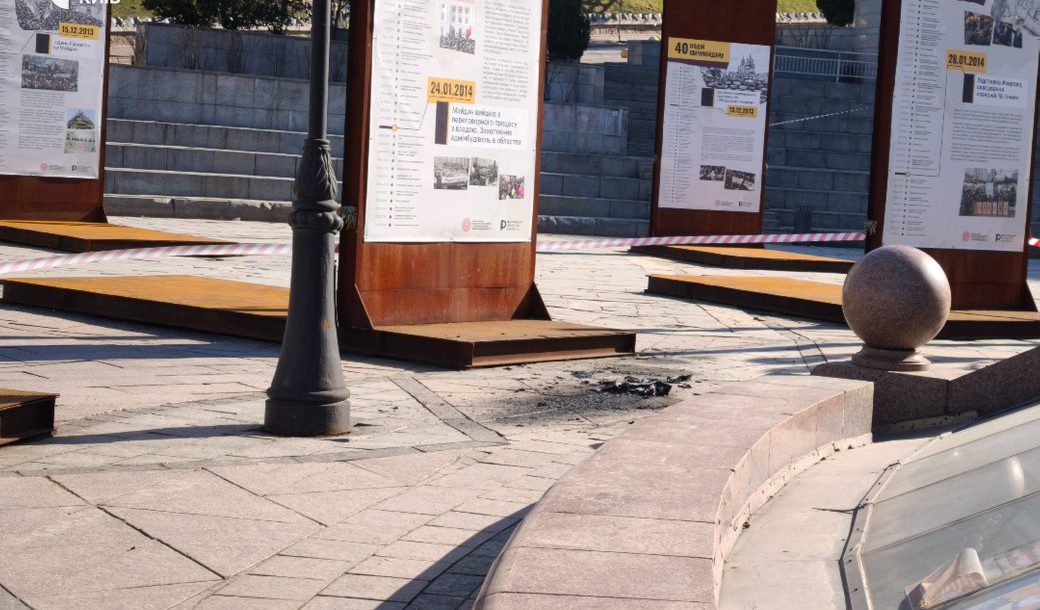 Уламки російського БпЛА впали біля підніжжя Монумента Незалежності. Фото: Суспільне Новини/Анастасія Образцова