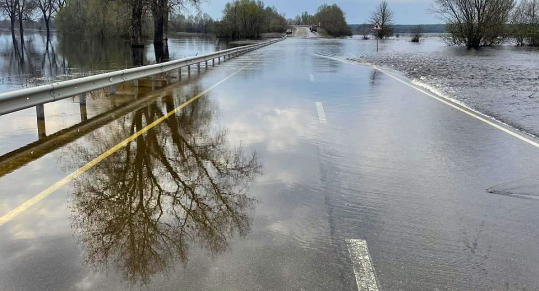 Підтоплена дорога. Фото ілюстративне: Суспільне