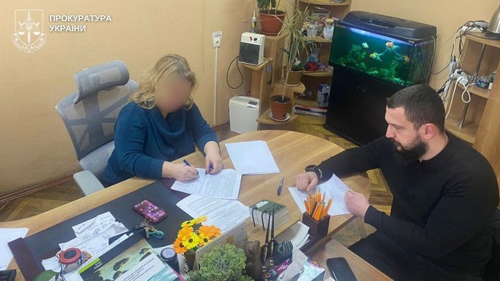 Вручення підозри голові райслужби у справах дітей в Києві. Фото: Київська міська прокуратура