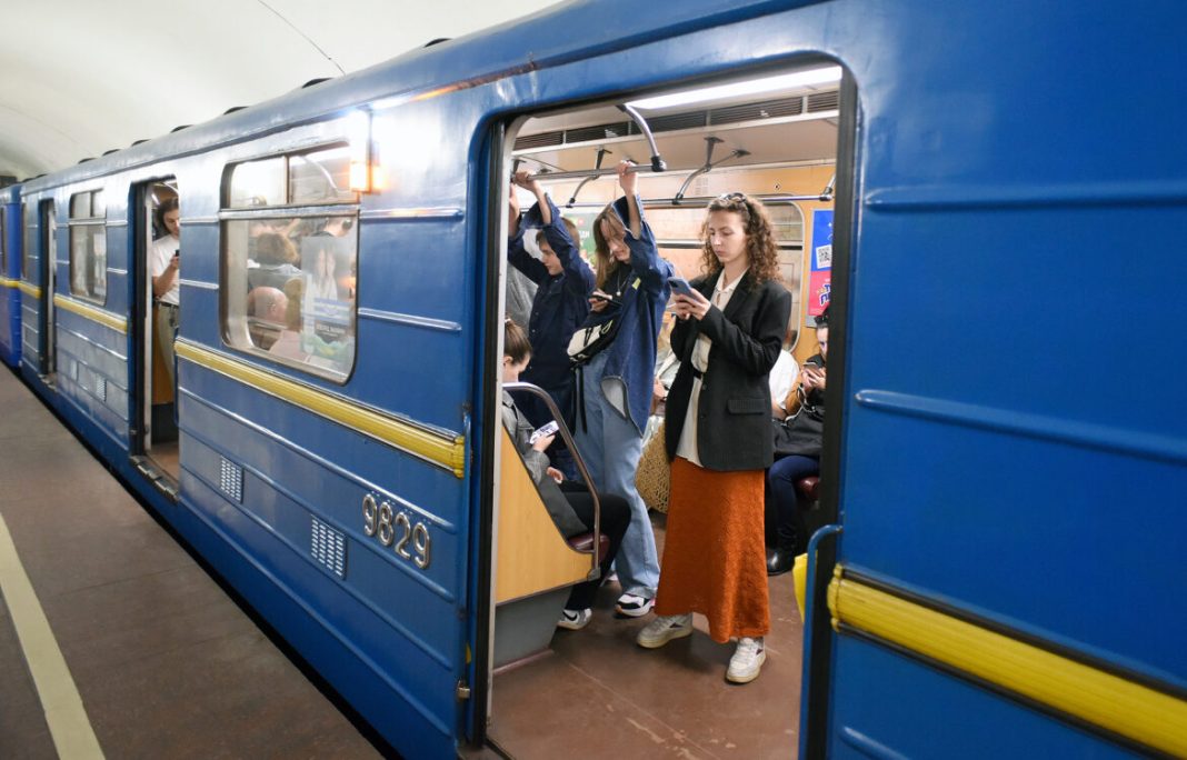 Люди в київському метро. Фото: kashtan.news