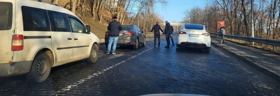 ДТП на Дніпровському узвозі. Фото: OBOZ.UA/Андрій Жигайло