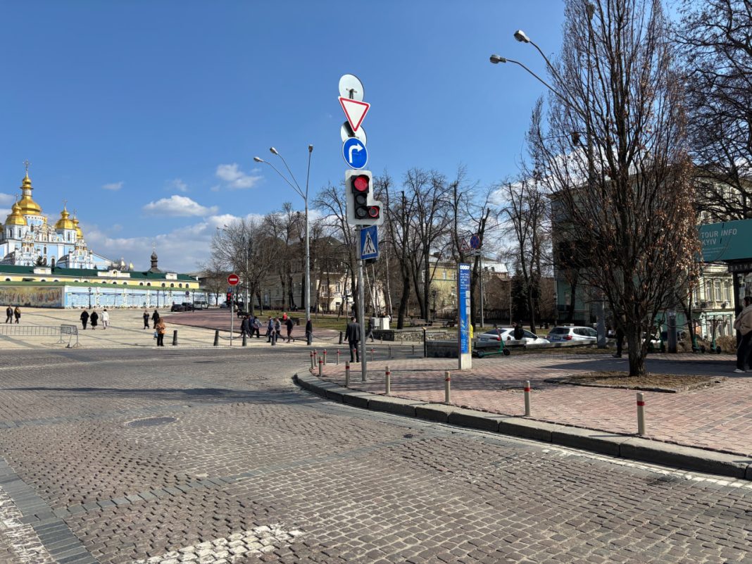 Світлофор з червоним колом у Києві. Фото: КМДА