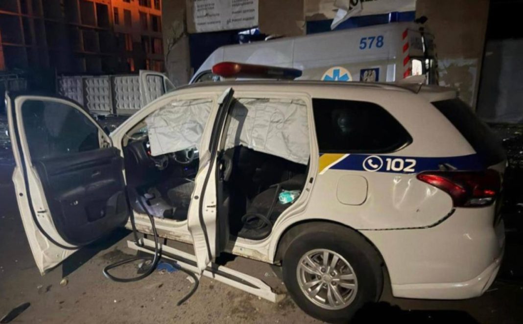 Пошкоджена автівка поліції після атаки. Фото: Головне управління Національної поліції у місті Києві