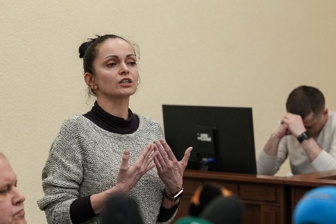 Анна Дудіна — підозрювана у службовій недбалості під час стрілянини у Києві в залі Печерського райсуду. Фото: Суспільне