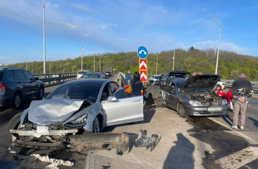 ДТП на Дарницькому мосту. Фото: Поліція Києва