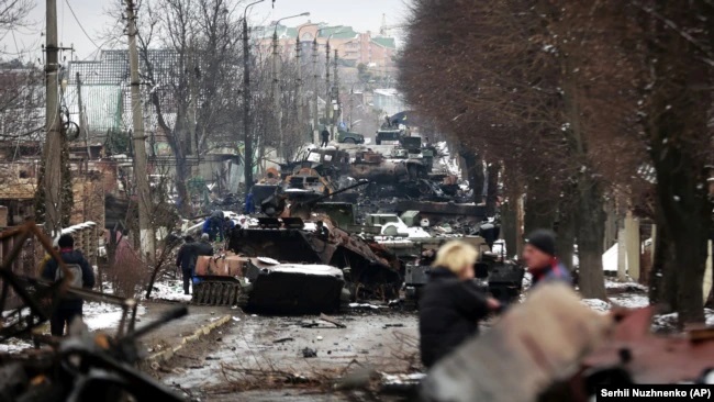 Знищена російська техніка на вулиці Вокзальній у Бучі. Фото: Сергій Нужненко / AP