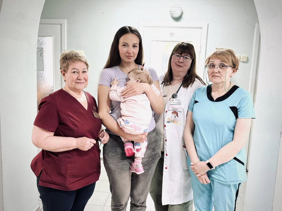 Врятована дівчинка з мамою та лікарями. Фото: НДСЛ Охматдит