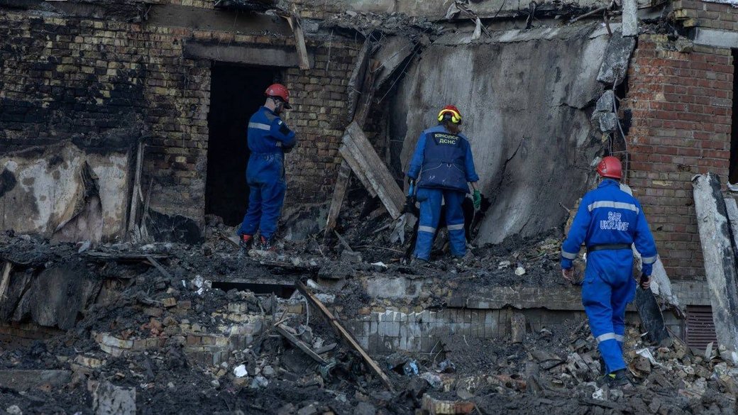 Рятувальники ліквідовують наслідки російської атаки 24 травня у Києві. Фото: Telegram/ДСНС Києва