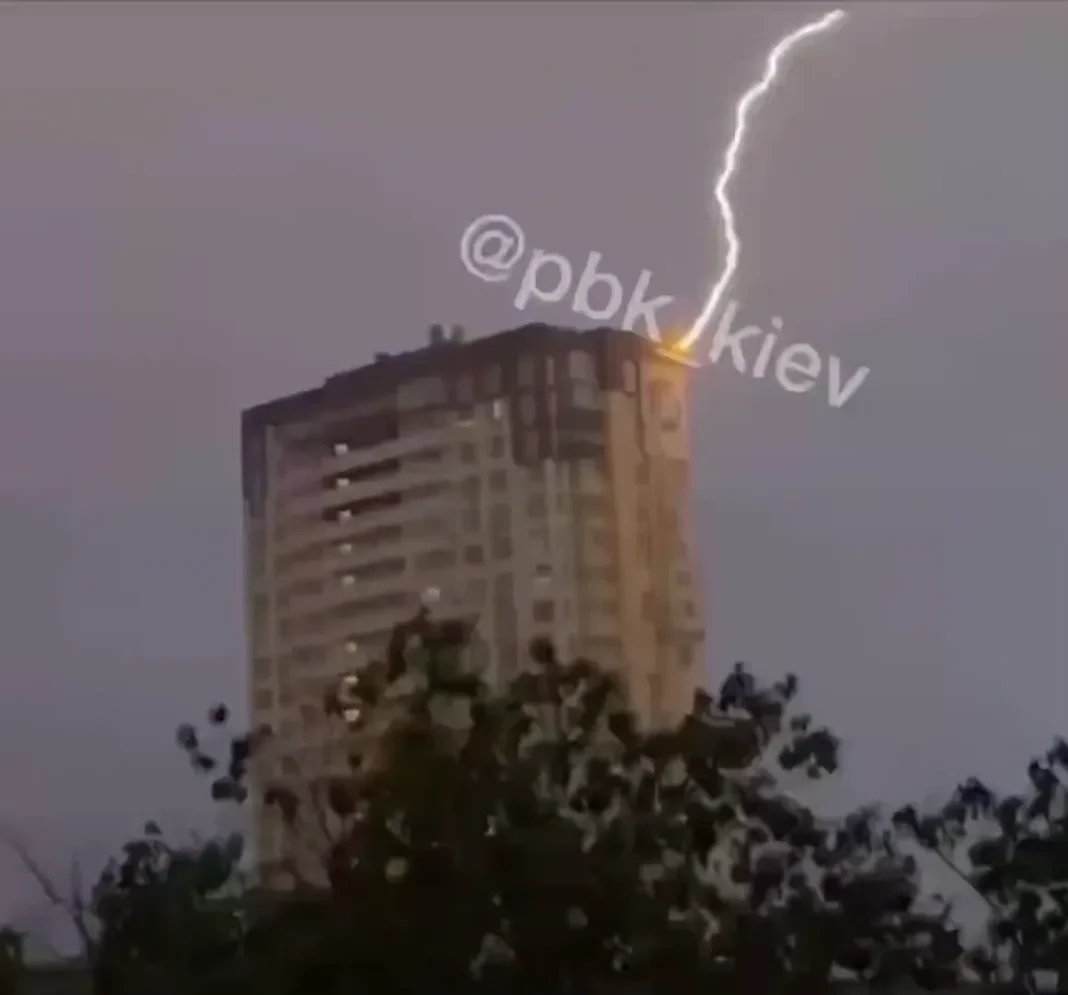 Блискавка в Києві. Скриншот з відео: praviy_bereg_kiev