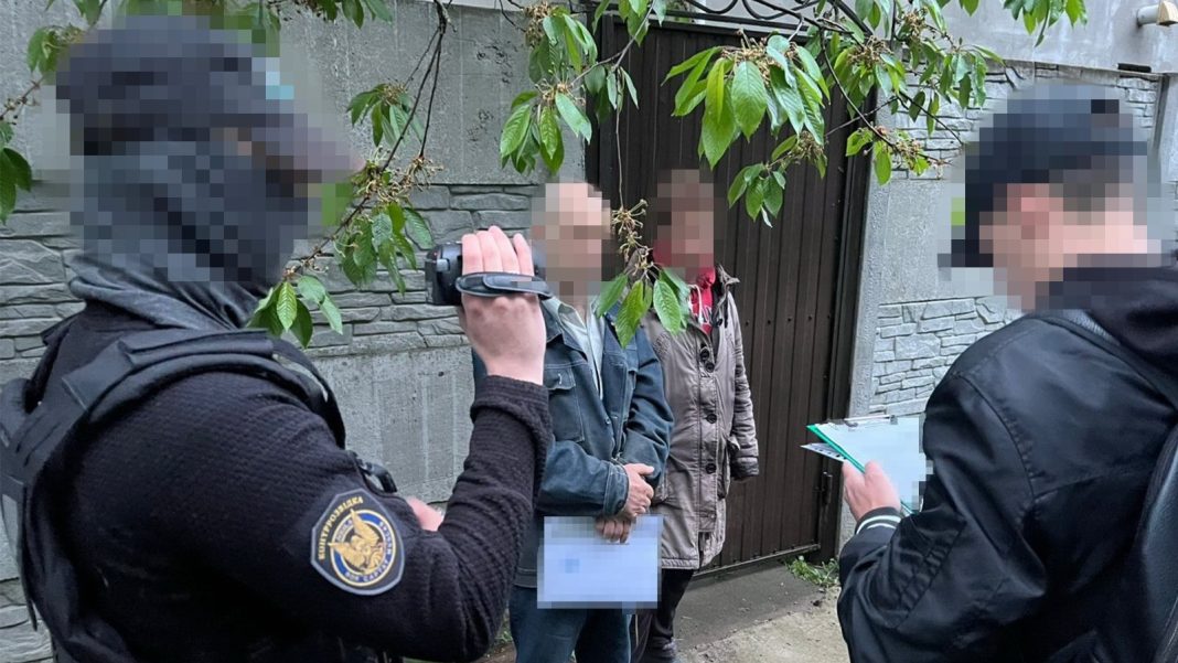 Затримання чоловіка за підозрою у співпраці із російською воєнною розвідкою. Фото: СБУ