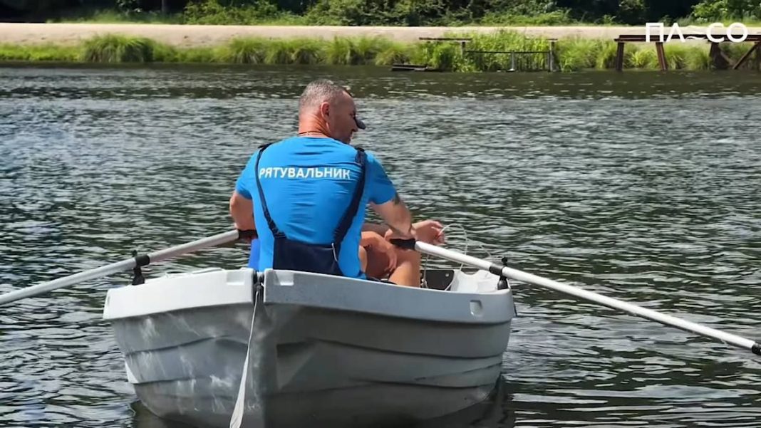 Рятувальник на київському пляжі. Фото: скриншот з відео Плеса