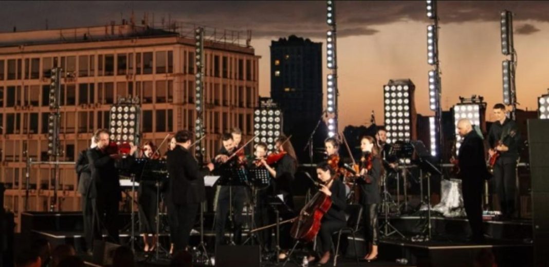 Поп-хіти у виконанні симфонічного оркестру на терасі Gulliver. Фото: concert.ua